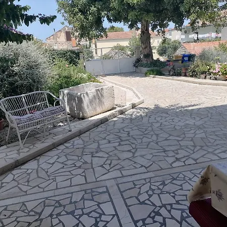 Apartment Ljube Loviste